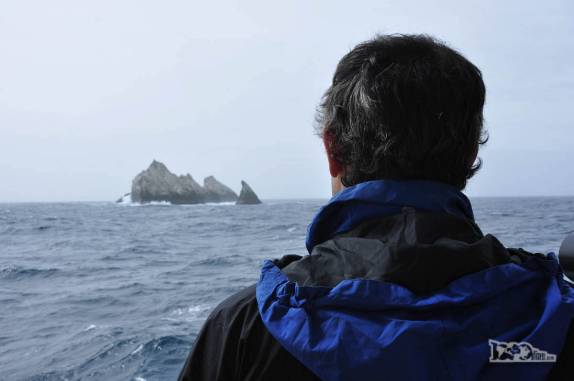 Observando os rochedos de Shag Rocks, entre Falkland e Geórgia do Sul